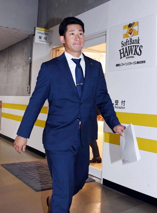 球団事務所を訪れた塚田正義（撮影・今浪浩三）