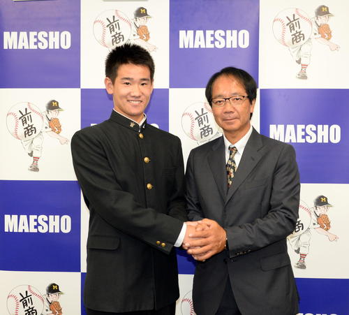 巨人ドラフト4位の前橋商・井上は同校出身の漫画家・あだち充氏のイラストパネルの前で、担当の内田スカウトと笑顔で握手（撮影・鈴木正章）
