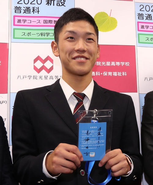 ヤクルト6位指名の八戸学院光星・武岡は、高津新監督から贈られたメッセージ入りドラフト会議IDを手に笑顔（撮影・野上伸悟）