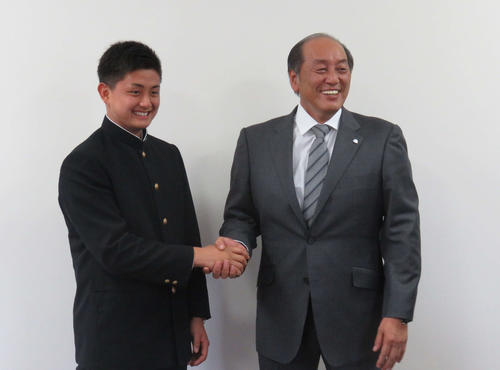 指名あいさつを受けて笑顔を見せる日大三・井上（左）と西武渡辺GM（撮影・栗田成芳）