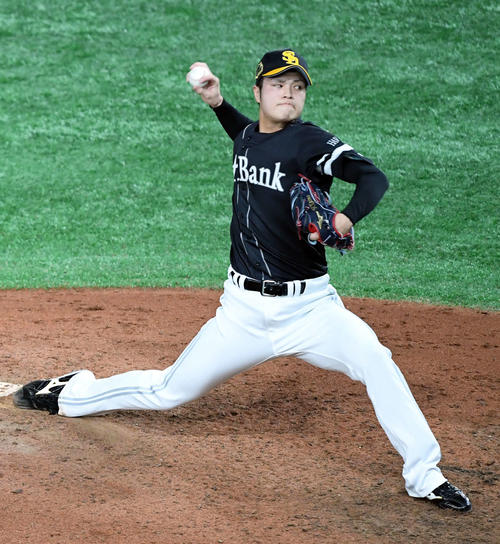 巨人対ソフトバンク　7回からマウンドに上がったソフトバンク甲斐野（撮影・たえ見朱実）