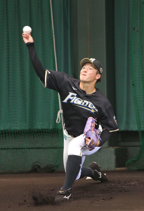 ブルペン入りした日本ハム吉田輝（撮影・木下大輔）