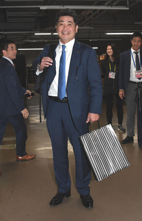 日本シリーズを制し、球団事務所を訪れたソフトバンク工藤公康監督（撮影・今浪浩三）
