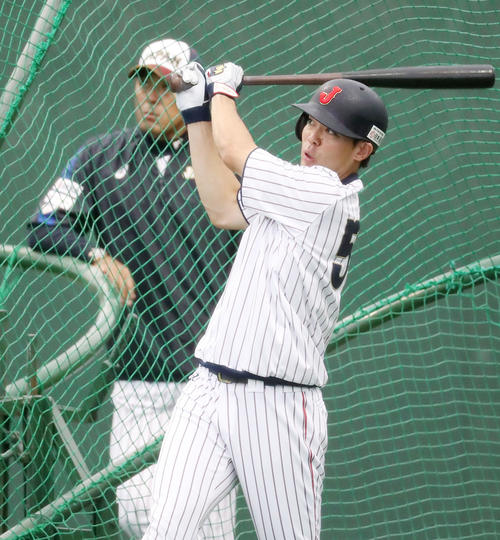 打撃練習する秋山翔吾、左は稲葉篤紀監督（撮影・加藤哉）