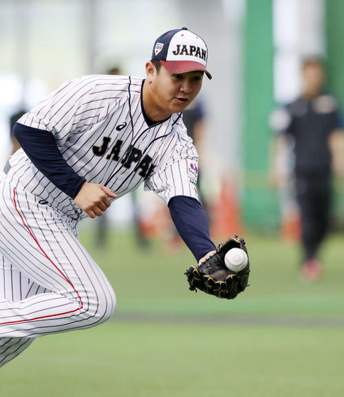 投内連係プレーの練習で本塁へトスする山崎（撮影・加藤哉）