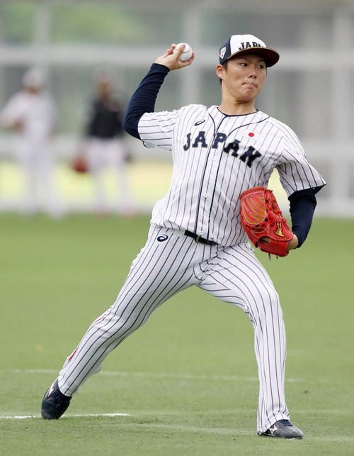 投内連係プレーの練習でボールを投げる山本（撮影・加藤哉）