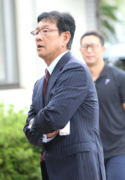 フェニックスリーグに参加している若手選手の練習を視察した日本ハム栗山監督（撮影・木下大輔）