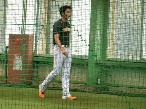 ダッシュで汗を流す阪神藤浪（撮影・奥田隼人）