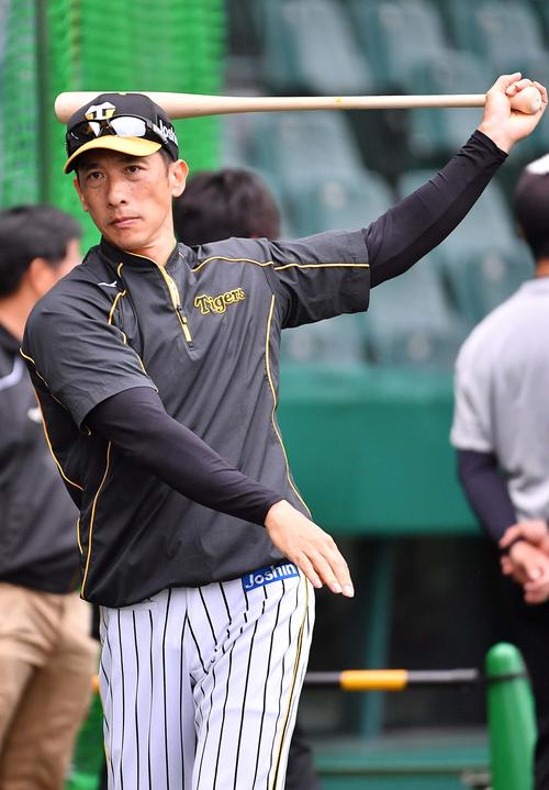 ベンチ前でバットを振る矢野燿大監督（撮影・上田博志）