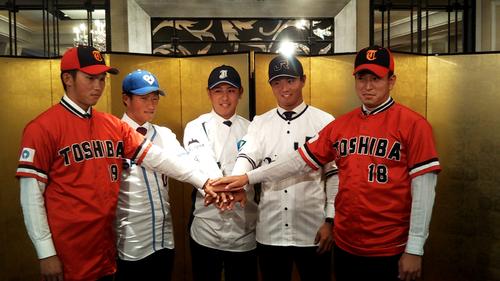 前日会見に出席した左から東芝・岡野、大阪ガス・小深田、JFE西日本・河野、JR西日本・佐藤、東芝・宮川（撮影・柏原誠）