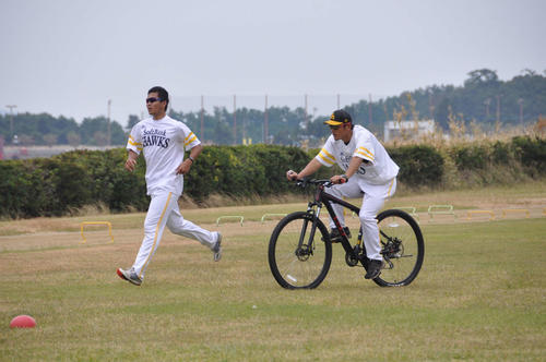 12年、当時ファーム担当だったソフトバンク倉野投手コーチ（右）は自転車に乗って千賀（左）の走り込みに併走する