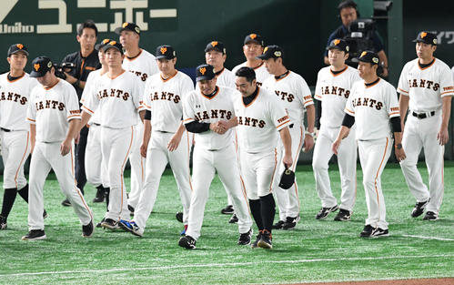 19年10月23日、日本シリーズ　巨人対ソフトバンク　巨人原監督（中央左）は阿部と握手して声をかける（撮影・山崎安昭）