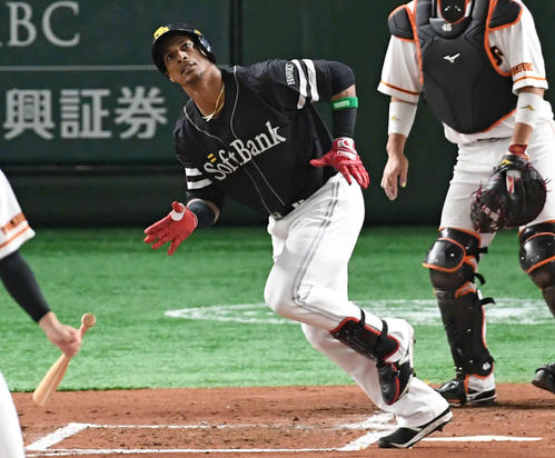 22日、巨人対ソフトバンク　ソロ本塁打を放つグラシアル