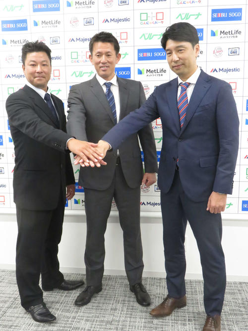 就任会見に臨んだ左から西武青木3軍投手コーチ、豊田投手コーチ、小関外野守備・走塁コーチ（撮影・栗田成芳）