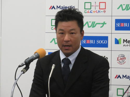就任会見で意気込みを語る西武青木勇人3軍投手コーチ（撮影・栗田成芳）