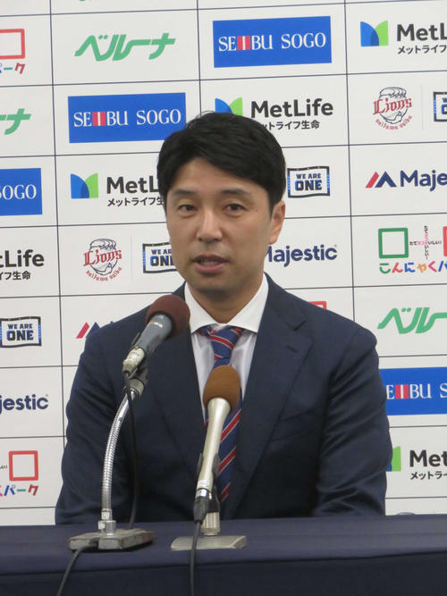 就任会見で意気込みを語る西武小関外野守備・走塁コーチ（撮影・栗田成芳）