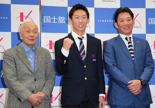 ロッテの3位指名を受けて写真に納まる国士舘大の、左から西江野球部長、高部、辻監督（2019年10月17日撮影）
