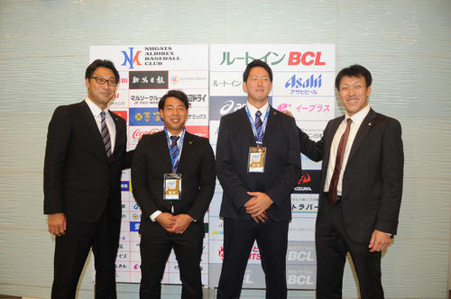 指名のあいさつを受け、笑顔を見せる樋口（左から2人目）と長谷川（左から3人目）。左は伊藤スカウト、右は多田野スカウト
