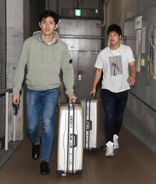 球団事務所を訪れた甲斐野央（右）と高橋礼（撮影・今浪浩三）