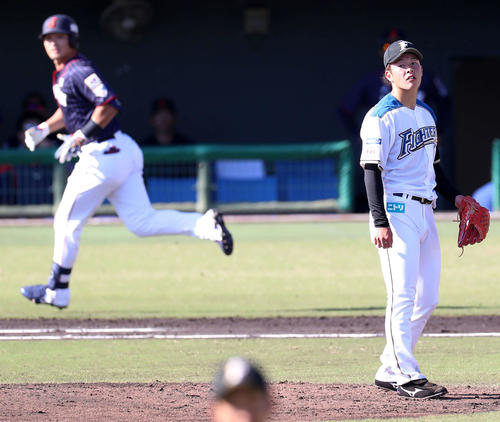 日本代表対日本ハム　7回表日本代表2死二塁、鈴木（左）に左越え2点本塁打を浴びる日本ハム吉田輝（撮影・加藤哉）