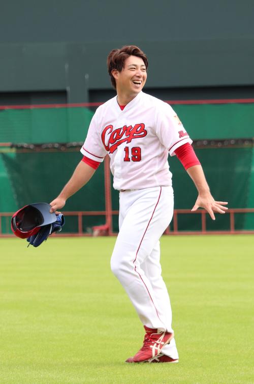 秋季練習で笑顔を見せる野村祐輔投手
