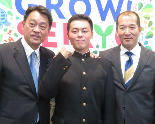 指名あいさつ後、巨人長谷川スカウト部長（左）、織田スカウト（右）と写真に納まる星稜・山瀬（撮影・久保賢吾）