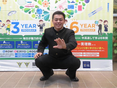 捕手の構えでポーズを決める巨人ドラフト5位の星稜・山瀬（撮影・久保賢吾）