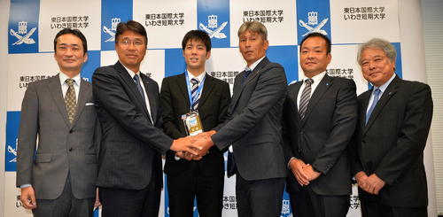 日本ハム大渕スカウト部長（左から2人目）と白井スカウト（右から3人目）から激励を受ける東日本国際大・片岡（中央左）。左から東日本国際大・福迫部長、3人おいて仁藤監督、中山学長代行（撮影・鎌田直秀）