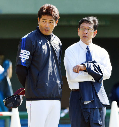 日本代表対日本ハム　試合前練習で日本ハム栗山監督（右）と話す侍ジャパン稲葉監督（撮影・滝沢徹郎）