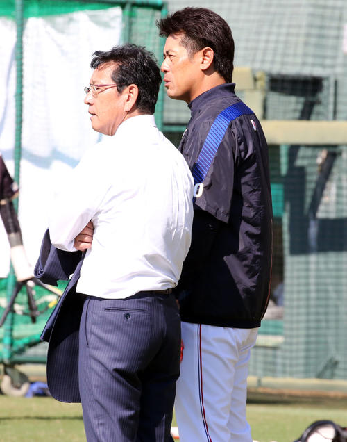 日本代表対日本ハム　試合前練習中。視察に訪れた日本ハム・栗山監督（手前）と練習を見つめる稲葉監督（撮影・浅見桂子）