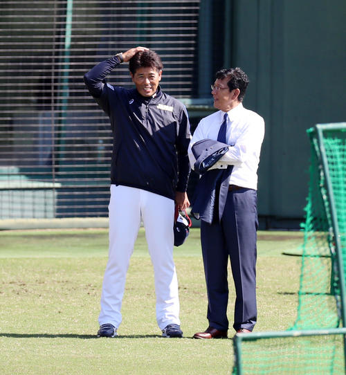 日本ハム栗山監督（右）と談笑する侍ジャパン稲葉監督（撮影・加藤哉）