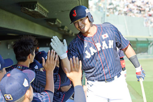 日本代表対日本ハム　7回表日本代表2死二塁、左越え2点本塁打を放った鈴木（右）はナインとタッチを交わす（撮影・滝沢徹郎）