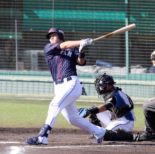 日本代表対日本ハム　7回表日本代表2死二塁、鈴木は左越え2点本塁打を放つ（撮影・加藤哉）