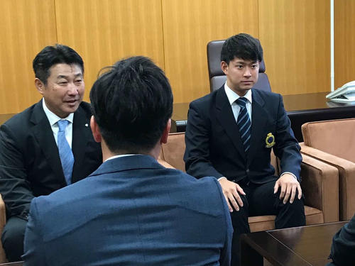 ヤクルトから指名あいさつを受けた日体大・吉田投手（右端）（撮影・保坂恭子）