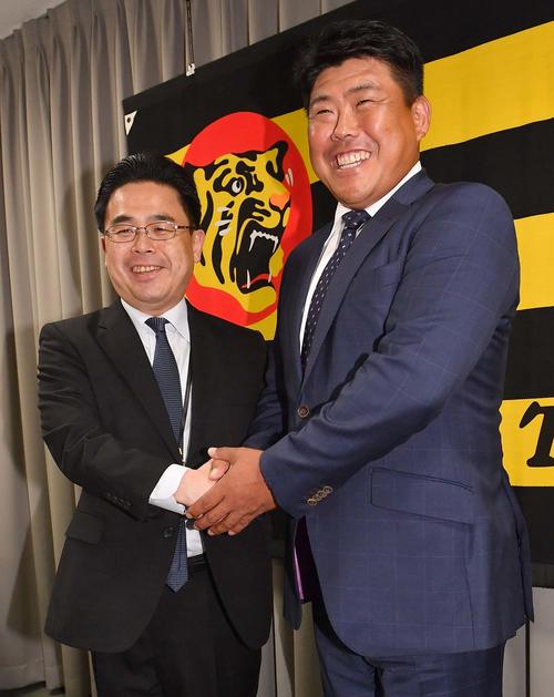 就任会見で満面の笑みを見せる北川コーチ（右）は、阪神谷本球団副社長と握手を交わす（撮影・上田博志）