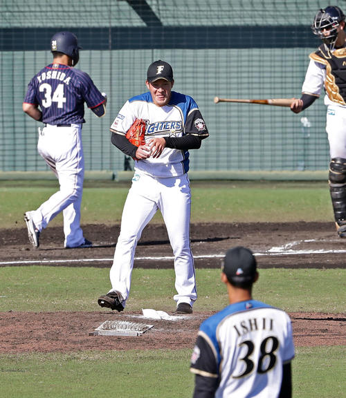 侍ジャパン対日本ハム　6回表日本代表無死、吉田正（左）に強烈なファウルを打たれ、思わず苦笑で舌を出す日本ハム吉田輝（撮影・浅見桂子）