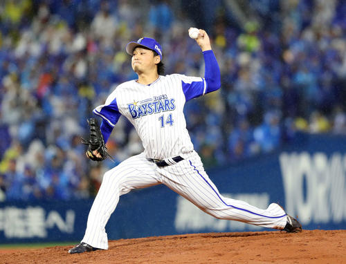 クライマックスシリーズ阪神戦で力投するDeNA石田（19年10月7日撮影）
