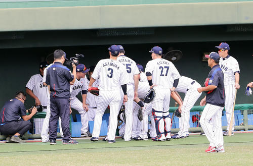 日本代表対オリックス　試合前、円陣を組む日本代表（撮影・浅見桂子）