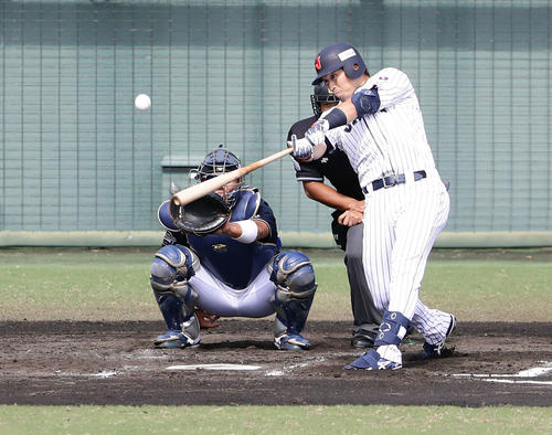 日本代表対オリックス　2回裏日本代表無死、鈴木は中越えソロ本塁打を放つ（撮影・浅見桂子）