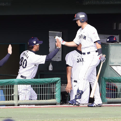 日本代表対オリックス　2回裏日本代表無死、鈴木は中越えソロ本塁打を放ち、稲葉監督とハイタッチ（撮影・浅見桂子）