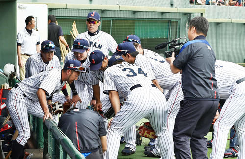 日本代表対オリックス　試合前に円陣を組む日本代表ナイン（撮影・滝沢徹郎）