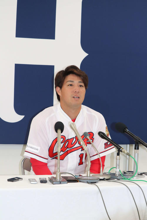 マツダスタジアムで会見し、国内FA権を行使せず残留することを表明した野村祐輔投手