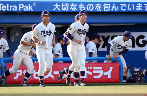 明大対立大　引き分けに終わり、笑顔なく整列に向かう森下（中央）ら明大の選手たち（撮影・大野祥一）