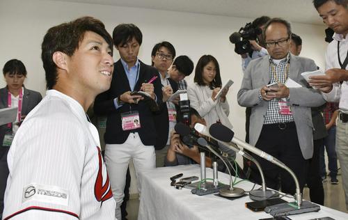残留表明の記者会見後、報道陣に囲まれる広島野村（共同）
