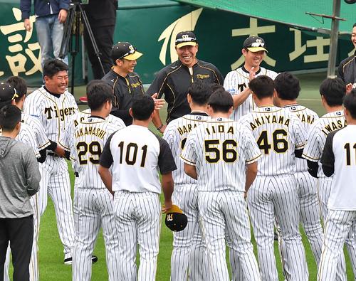 阪神秋季練習に合流しナインに笑顔であいさつする北川打撃コーチ（左）。左から2人目は拍手する矢野監督（撮影・上田博志）