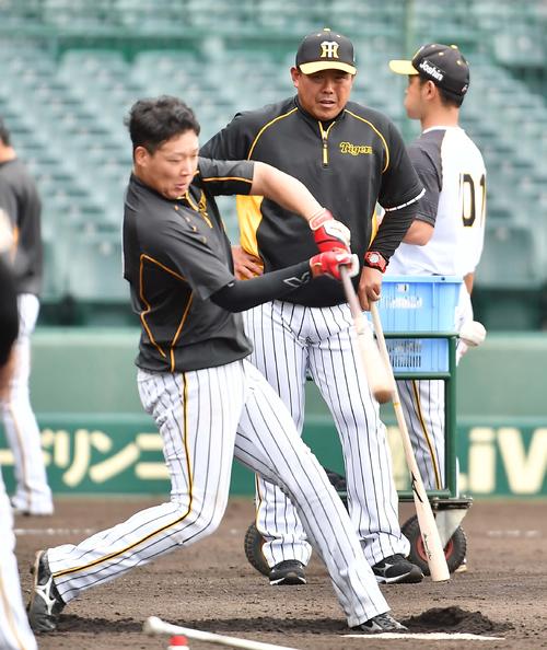 大山のロング打撃練習を見守る北川打撃コーチ（撮影・上田博志）