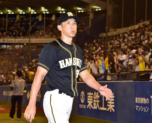 厳しい顔で引き揚げる矢野耀大監督（2019年8月7日）