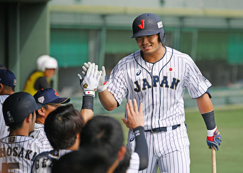 日本代表対オリックス　2回裏日本代表無死、先制の中越えソロ本塁打を放った広島鈴木（右）は生還しナインとタッチを交わす（撮影・滝沢徹郎）