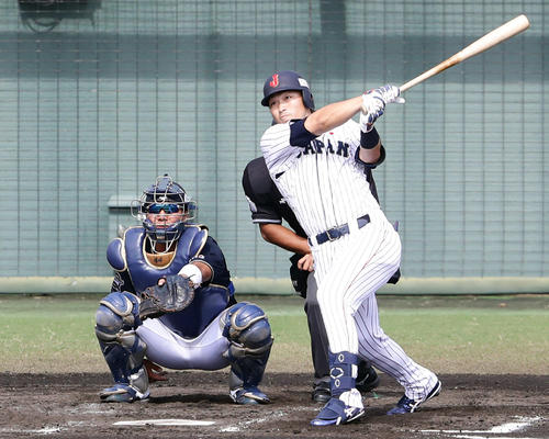 日本代表対オリックス　2回裏日本代表無死、鈴木は中越えソロ本塁打を放つ。投手本田（撮影・浅見桂子）