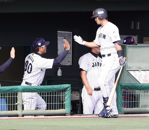 日本代表対オリックス　2回裏日本代表無死、鈴木は中越えソロ本塁打を放ち、稲葉監督とハイタッチ（撮影・浅見桂子）